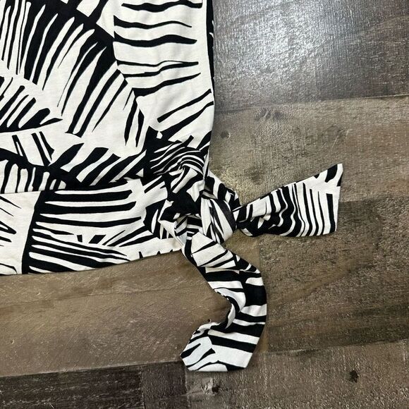 Chicos Women’s Size 0 Palm Print Top Black White Short Sleeve Side Tie Summer - Picture 6 of 9